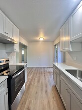 303 Pine Ave in South San Francisco, CA - Building Photo - Building Photo