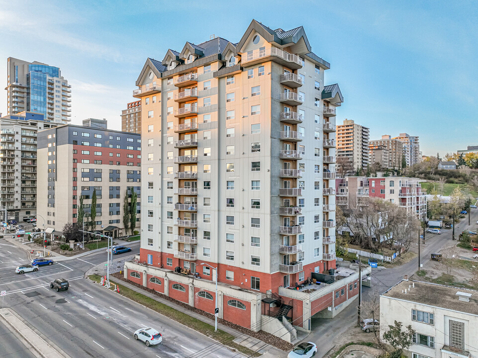 Peregrine Point in Edmonton, AB - Building Photo