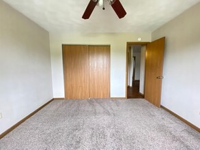 11 Hillside Ln, Unit 11 in Belleville, IL - Foto de edificio - Building Photo