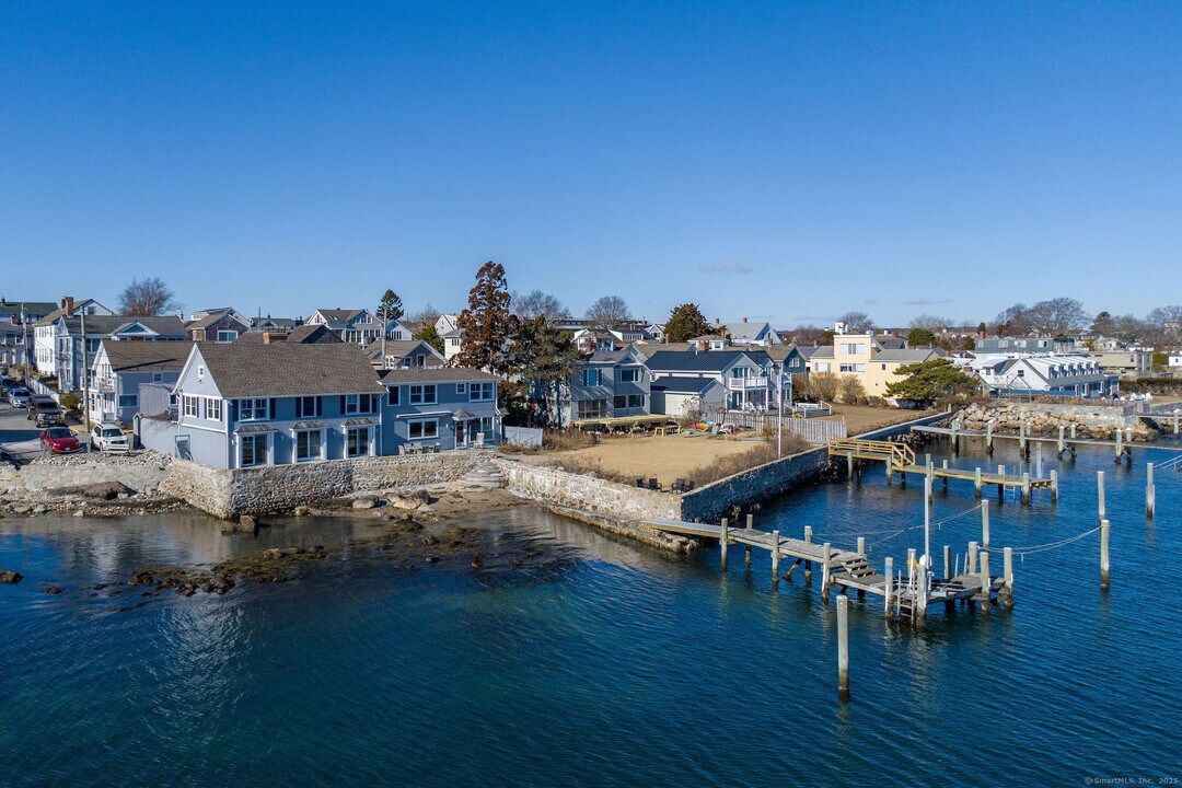 1 Hancox St in Stonington, CT - Building Photo