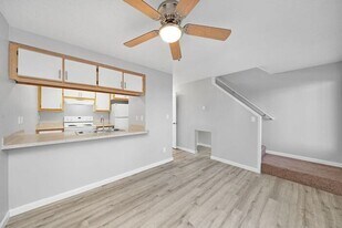 14350 E Burnside St in Portland, OR - Building Photo