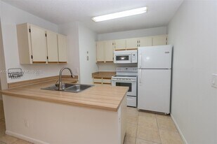 18304 NW 68th Ave, Unit L in Hialeah, FL - Building Photo