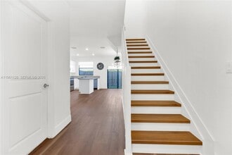 859 NE 211th St in North Miami Beach, FL - Building Photo - Building Photo