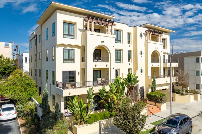 10625 Bloomfield St in Toluca Lake, CA - Building Photo - Primary Photo