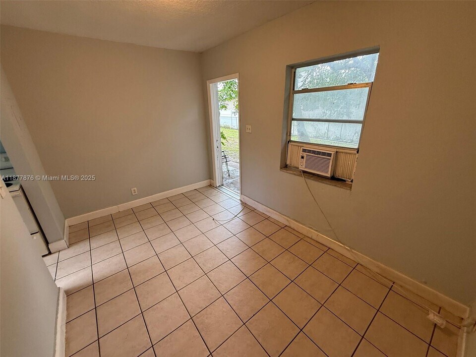 817 NW 10th St in Hallandale Beach, FL - Building Photo