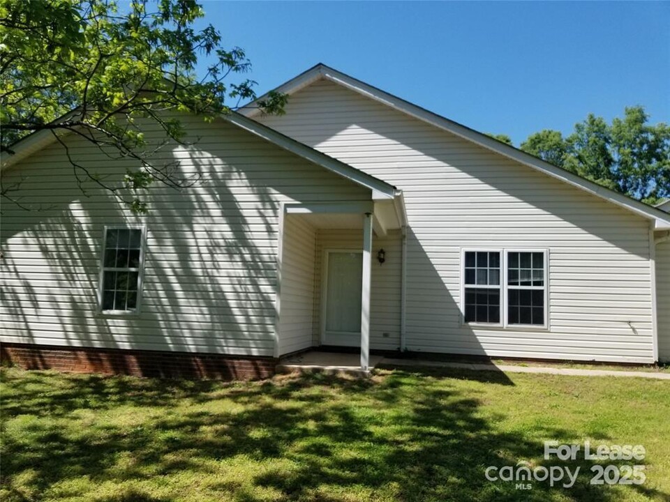 111 Clodfelter Rd in Mooresville, NC - Building Photo