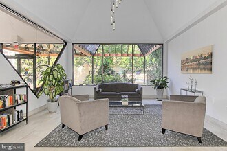 1301 N Courthouse Rd in Arlington, VA - Foto de edificio - Building Photo