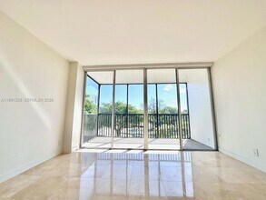 3301 N Country Club Dr, Unit 410 in Aventura, FL - Building Photo - Building Photo