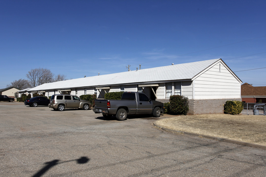 2301 S Division St in Guthrie, OK - Building Photo