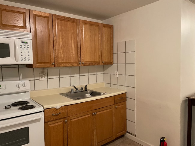 36 Paul Dr in Mastic, NY - Building Photo - Building Photo