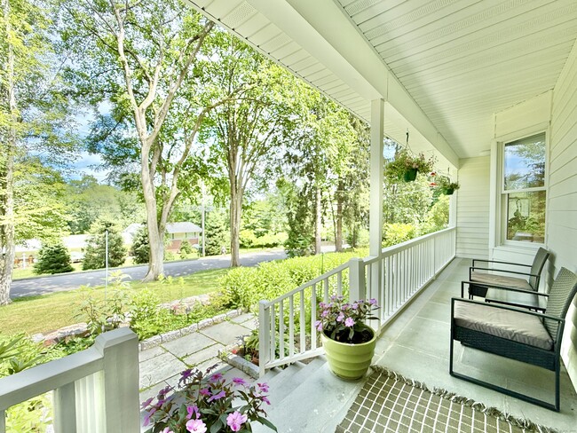 203 Skyline Ln in Stamford, CT - Building Photo - Building Photo