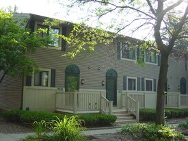 2196 Regency Dr in East Lansing, MI - Building Photo