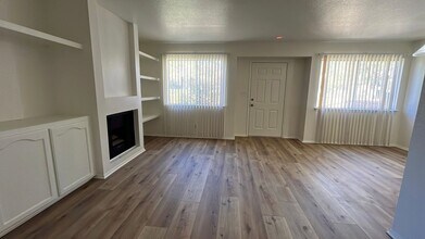 43469 30th St W in Lancaster, CA - Foto de edificio - Building Photo