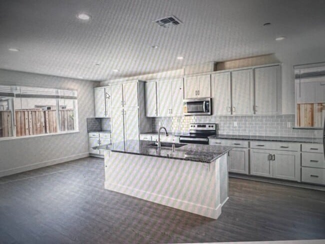 2079 Dennis Ln in Santa Rosa, CA - Building Photo - Building Photo
