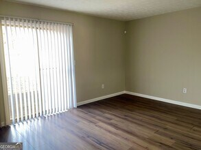 5882 Sheldon Ct in Atlanta, GA - Foto de edificio - Building Photo