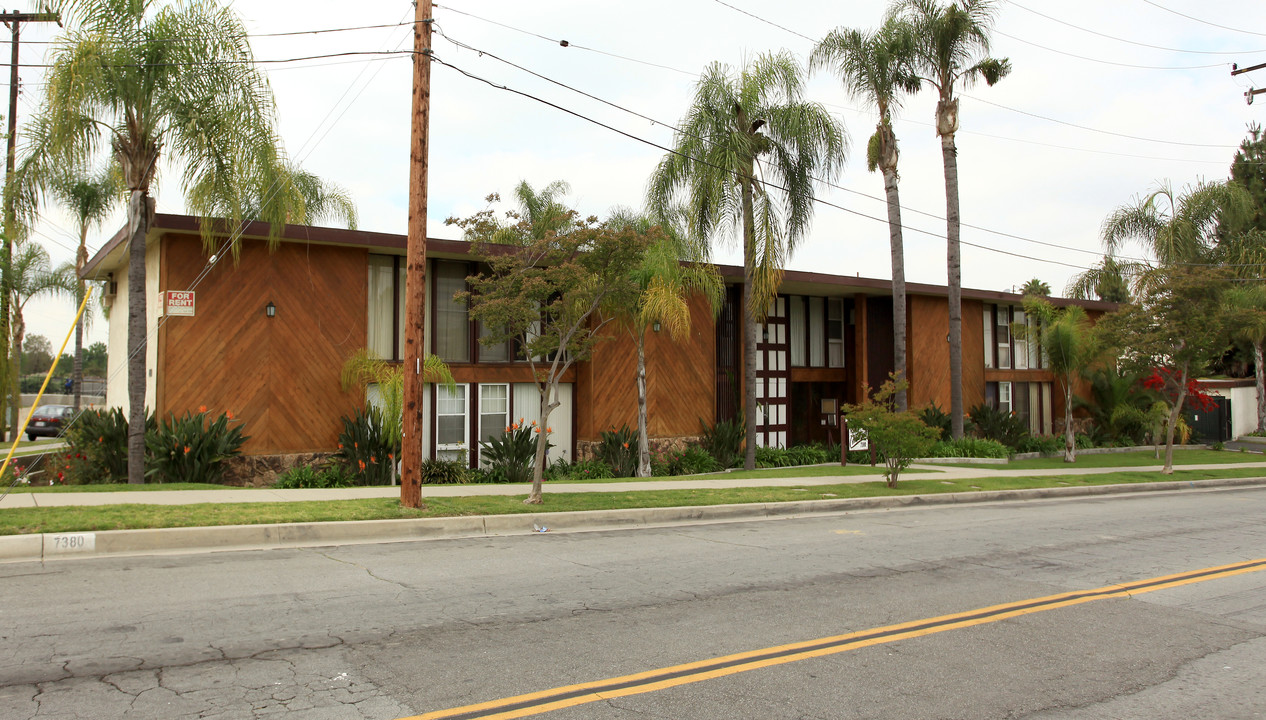 The Cedarcrest in Downey, CA - Building Photo