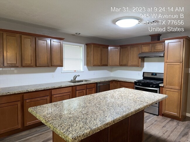 945 W Ave B in Silsbee, TX - Building Photo - Building Photo