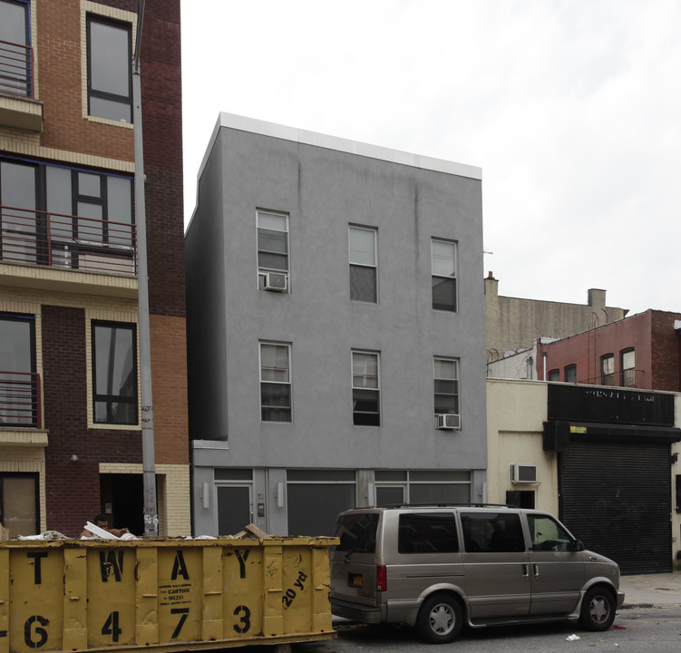 12 Conselyea St in Brooklyn, NY - Building Photo