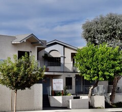 7762 Foothill Blvd in Tujunga, CA - Foto de edificio - Building Photo