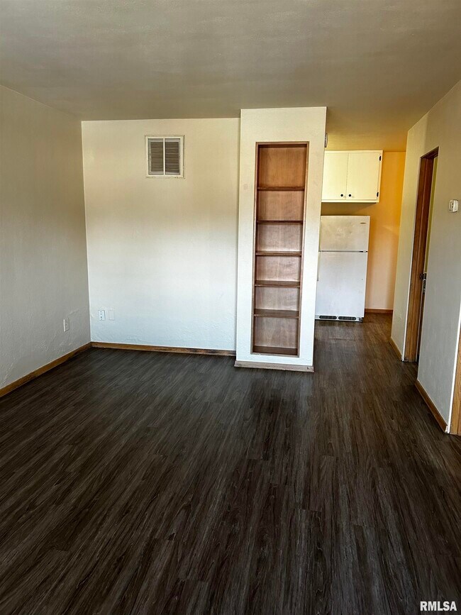 1102 Oxford Ave in Pekin, IL - Building Photo - Building Photo