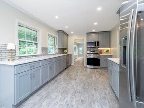 8 Hillcrest Ave in Darien, CT - Building Photo - Building Photo