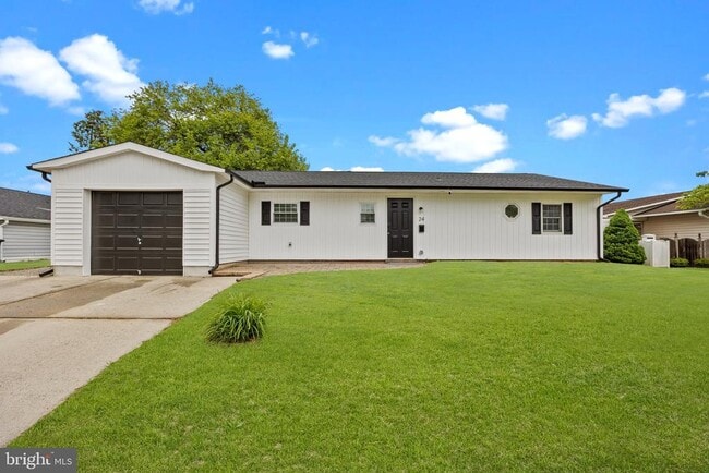 24 Lavender Ln in Levittown, PA - Building Photo - Building Photo