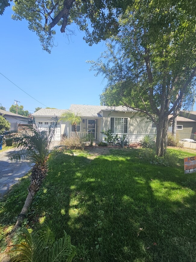 1418 N Maple St in Burbank, CA - Building Photo - Building Photo