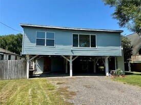 236 3rd St in San Leon, TX - Building Photo