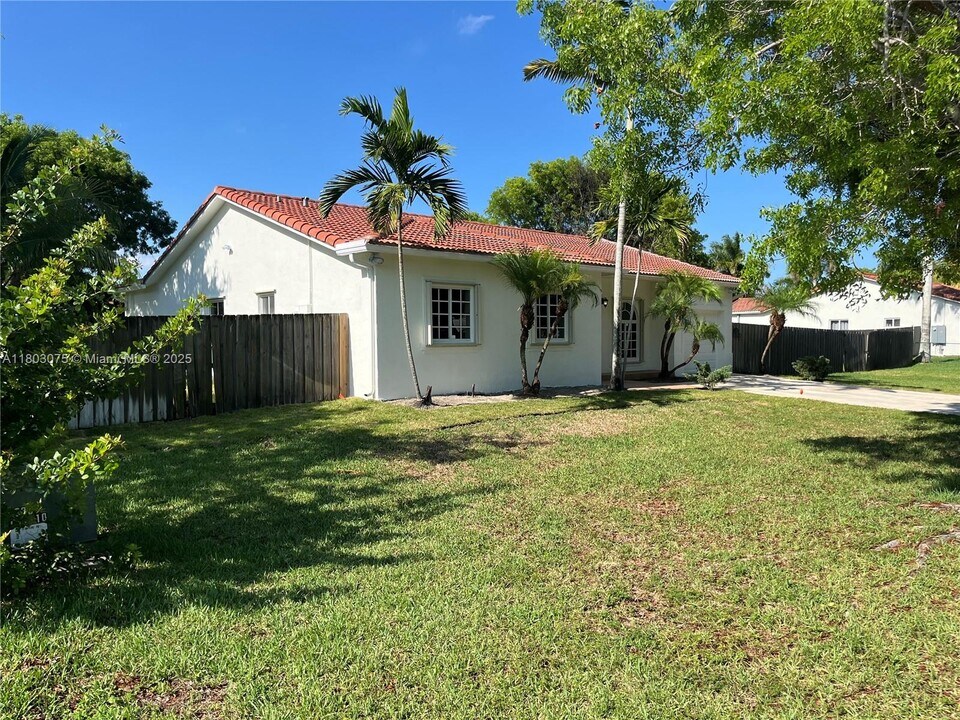 12997 SW 219th Terrace in Miami, FL - Building Photo