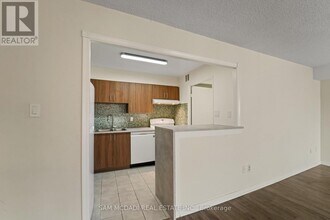 50 Elm Dr E in Mississauga, ON - Building Photo - Building Photo