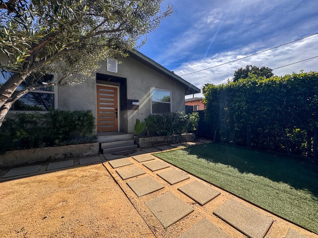 958 Camulos St in Los Angeles, CA - Foto de edificio - Building Photo