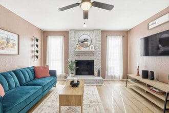 2160 E Arkansas Ln in Arlington, TX - Foto de edificio - Building Photo