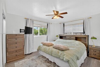 554 NW 46th St in Fort Lauderdale, FL - Foto de edificio - Building Photo