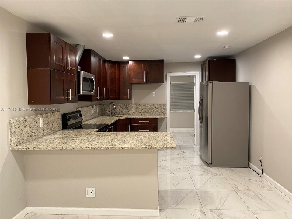 7761 NW 42nd Pl in Coral Springs, FL - Foto de edificio