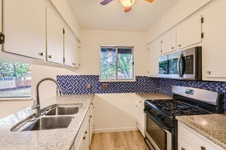 402 Wood Bine Dr in Austin, TX - Building Photo - Building Photo