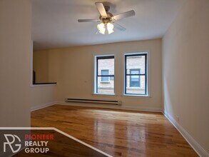 813 W Cornelia Ave, Unit 817-102 in Chicago, IL - Foto de edificio - Building Photo