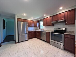 6142 Berkley Dr in Orchard Park, NY - Foto de edificio - Building Photo