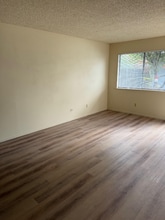 310 Center St in Hanford, CA - Foto de edificio - Building Photo