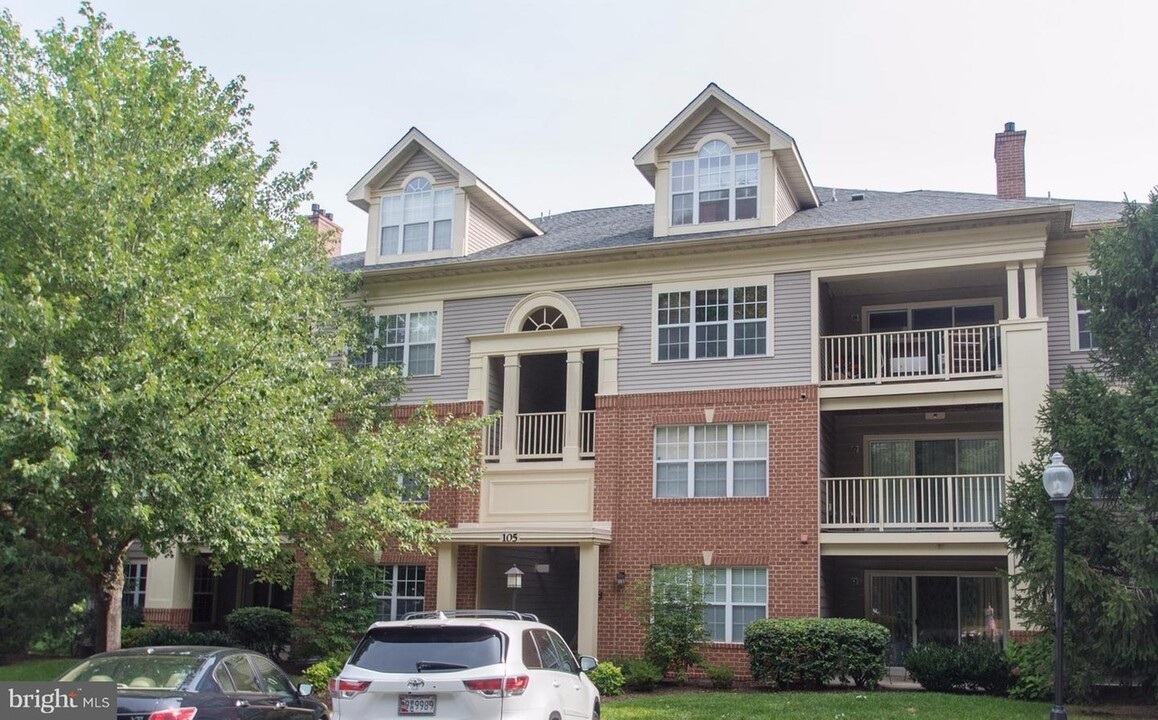 105 Timberbrook Ln, Unit 102 in Gaithersburg, MD - Building Photo