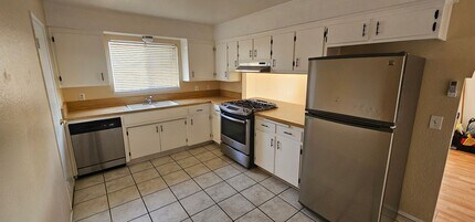527 S Downs St in Ridgecrest, CA - Building Photo - Building Photo