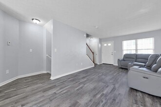 8326 Bruntsfield Rd in Columbus, OH - Foto de edificio - Building Photo