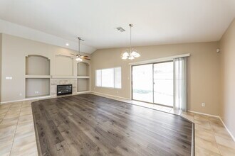 8748 W Salter Dr in Peoria, AZ - Foto de edificio - Building Photo