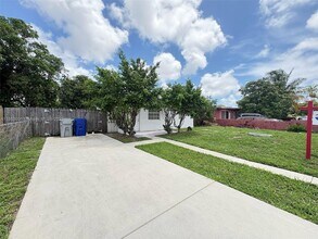 2443 NW 7th St in Pompano Beach, FL - Building Photo - Building Photo
