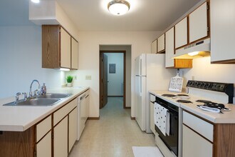 Shady Lane Apartments in Menomonee Falls, WI - Foto de edificio - Interior Photo