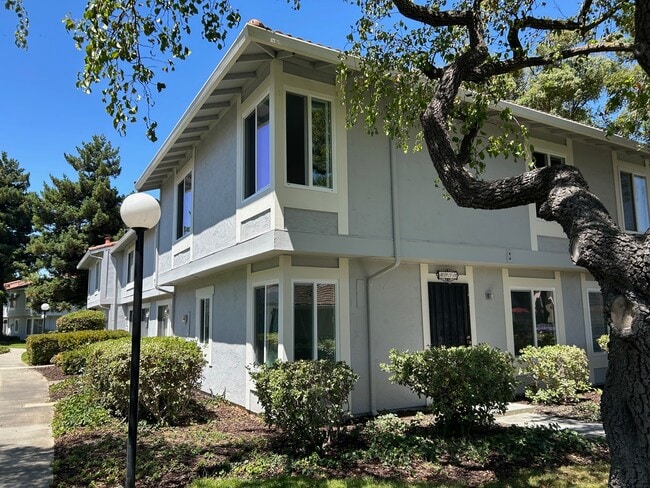 4910 Lowry Rd, Unit 4910 Lowry Road in Union City, CA - Foto de edificio - Building Photo