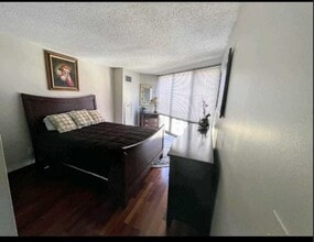 111 W Maple St, Unit 1401 in Chicago, IL - Building Photo - Building Photo