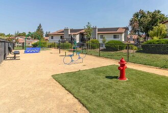 Foothill - Twin Creeks Condos in San Ramon, CA - Building Photo - Building Photo