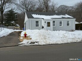 22 Higbie Dr in East Hartford, CT - Building Photo