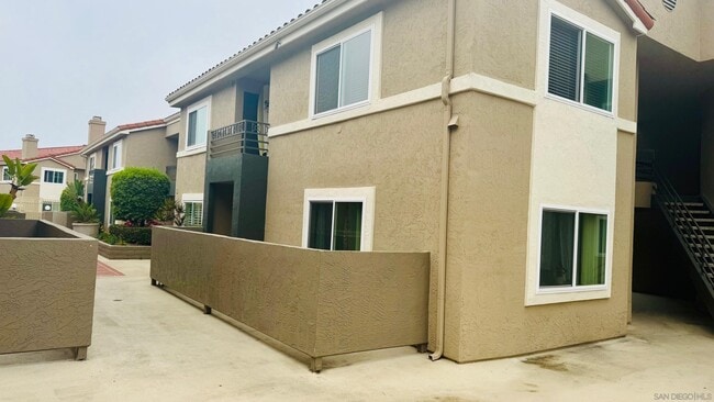 7425 Charmant Dr in San Diego, CA - Building Photo - Building Photo