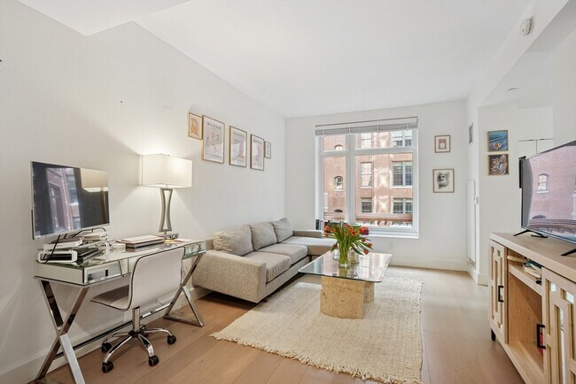 100 Lovejoy Wharf, Unit 1 in Boston, MA - Foto de edificio - Building Photo